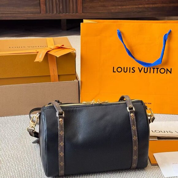 Classic Louis Vuitton Bag: A Stylish and Versatile Choice for Elegance - Picture 4 of 6